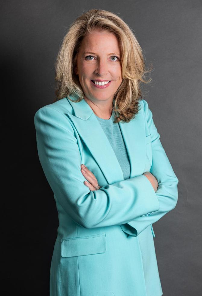 Betsy Wills Headshot