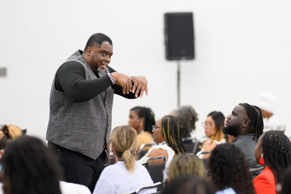 Presenter talks to attendees during his 2025 session.